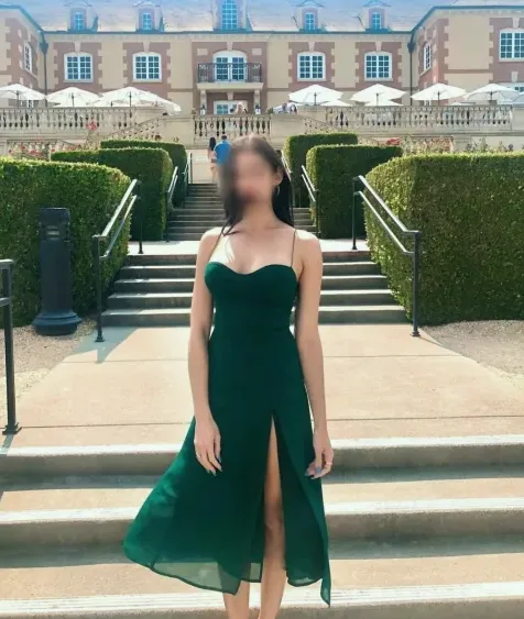 Caroline, 32