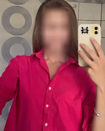 Caroline, 27